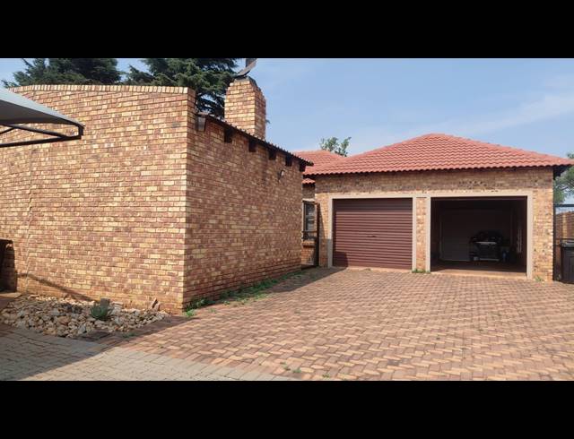 3 BEDROOM FREESTANDING FOR SALE IN DENNEOORD